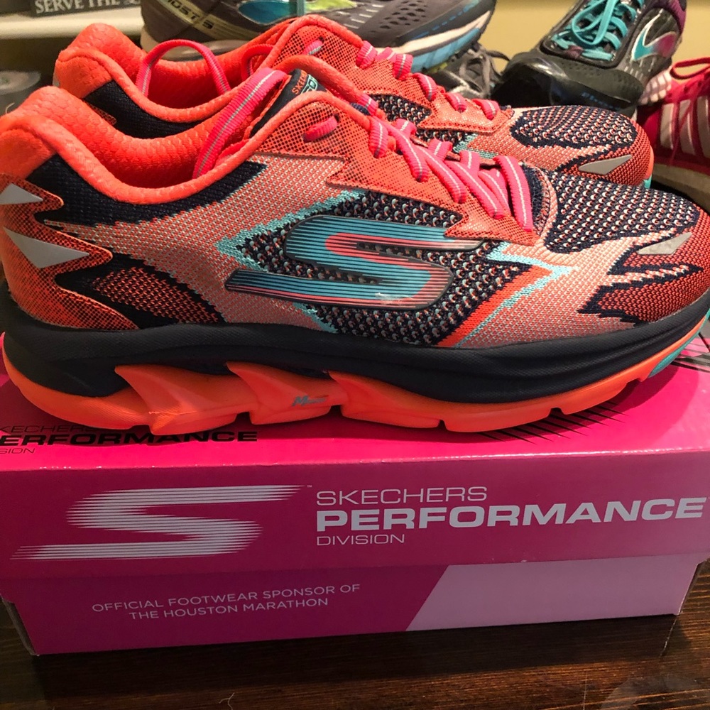 NEW! NEVER WORN // Skechers Go Run 4